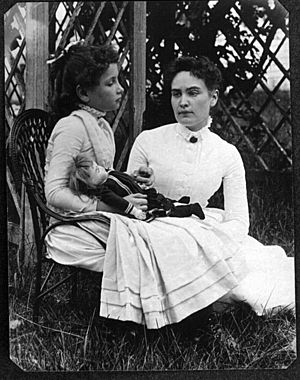 Archivo:Helen Keller with Anne Sullivan in July 1888