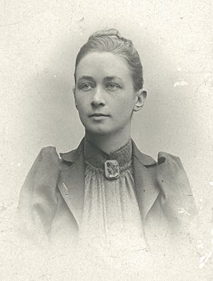Archivo:Hilma af Klint, portrait photograph published in 1901