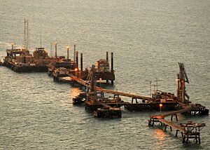 Archivo:Iraq’s Khawr Al Amaya Oil Platform (KAAOT) just after sunrise