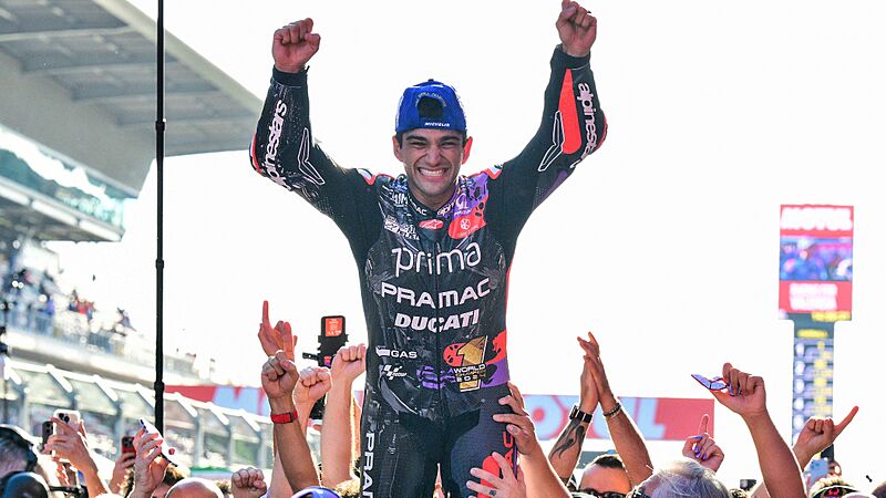 Jorge-martin-festeja-su-titulo-mundial-de-motogp-2024