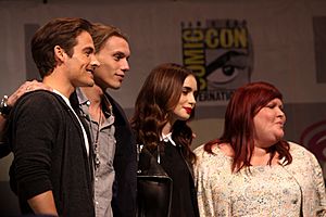 Archivo:Kevin Zegers, Jamie Campbell Bower, Lily Collins and Cassandra Clare by Gage Skidmore
