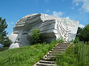 Archivo:Monument Dersu Uzala in Arsenyev
