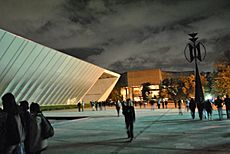 Archivo:Museo Universitario de Arte Contemporáneo - Noche