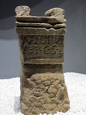 Archivo:Museum of Prehistory and Archaeology of Cantabria 12 - Altar dedicated by Florus (Rasines)