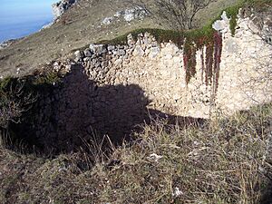 Archivo:Pared de una de las neveras de la Sierra de Toloño