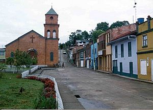 Parque princial de La Belleza y de la Iglesia Sagrado Corazon, Santander, Colombia.jpg