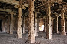 Archivo:Pillared large mantapa of Ananthasayana temple in Ananthasayanagudi