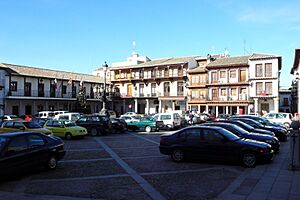 Archivo:Plaza Mayor (La Puebla de Montalbán)