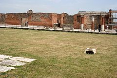 Archivo:Pompeya Edificio de Eumaquia