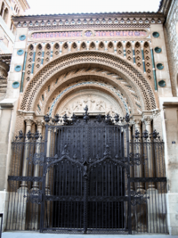 Archivo:Portada neomudéjar de la Catedral de Teruel