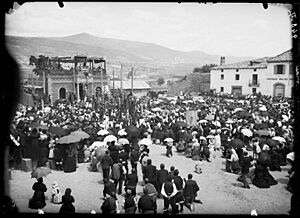 Archivo:Processó de presentació de Santa Orosia en una plaça de Jaca (AFCEC SOLER D 0948)