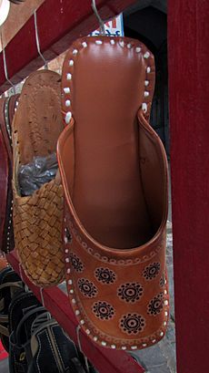 Archivo:Rajasthani style Leather Jooti,local artwork Jaipur India