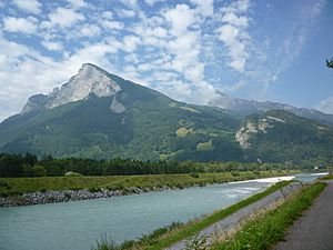Archivo:Rhein bei Balzers - Blick auf Gonzen