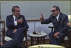 Archivo:Richard M. Nixon and Leonid Brezhnev-1973