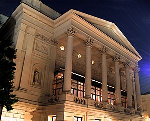 Archivo:Royal Opera House at night
