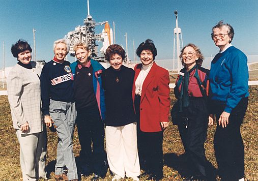 Archivo:Seven Members of the First Lady Astronaut Trainees in 1995 - GPN-2002-000196