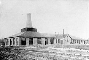 Archivo:Sneath Glass factory 1895 Walnut St