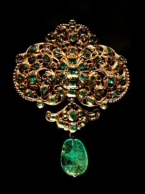 Archivo:Spanish jewellery-Gold and emerald pendant at VAM-01