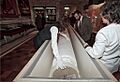 Tapís de la Creació- 3 Inspecció de l'obra un cop va arribar al museu