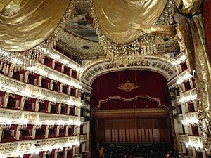 Archivo:Teatro San Carlo - View of stage from Royal Box