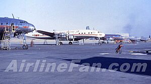 Archivo:Trans World Airlines Lockheed L-1049A Super Constellation Star of the Seine N6902C at Kansas City Fairfax Airport (KCK), June 1951 Clint Groves