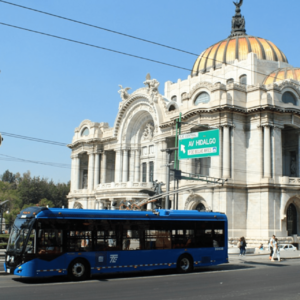 Archivo:Trolebus Yutong frente al Palacio de Bellas Artes