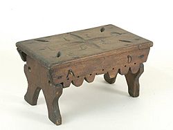 Archivo:Tropenmuseum Royal Tropical Institute Objectnumber 6047-1 Kleine houten bank gebruikt bij Winti r
