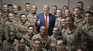 Archivo:Trump poses a photo with troops in Bagram Air Base (1)