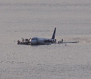Archivo:US Airways Flight 1549 (N106US) after crashing into the Hudson River (crop 1)