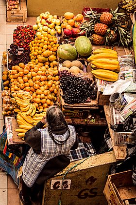 Archivo:Vendedora de frutas en el mercado de pillaro