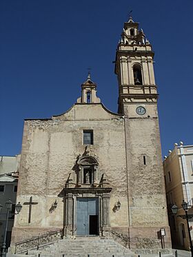 Vistas del exterior de la Iglesia parroquial de Tuéjar 01.jpg