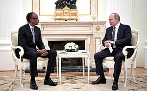 Archivo:Vladimir Putin and Paul Kagame (2018-06-13) 02