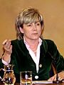(Pilar del Castillo) Pío Cabanillas en la rueda de prensa posterior al Consejo de Ministros junto a la ministra de Educación. Pool Moncloa. 14 de diciembre de 2001 (cropped)
