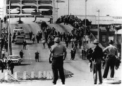 Archivo:Bloody Sunday-officers await demonstrators