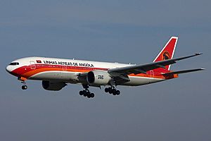 Archivo:Boeing 777-2M2(ER), TAAG Linhas Aereas de Angola JP5983131