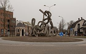 Archivo:Boxmeer, sculptuur op rotonde Spoorstraat-Steenstraat met Sint-Rochuskapel RM10038 op de achtergrond IMG 8341 2021-02-22 11.40