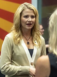 COD Presents An Evening with Elizabeth Smart (53280517841) (3x4a).jpg