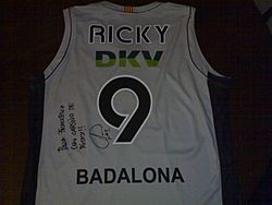 Archivo:Camiseta autografata de Ricky Rubio (2009)