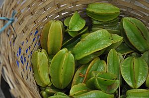 Archivo:Carambola star fruit at organic food mela Bangalore Karnataka India