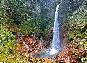 Archivo:Catarata del Toro. Waterfall. Costa Rica