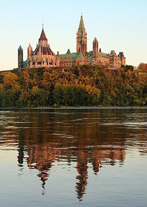 Archivo:Centre Block and Library of Parliament