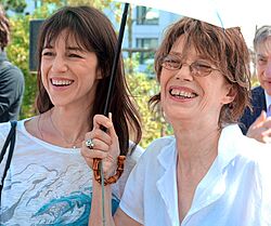 Archivo:Charlotte Gainsbourg and Jane Birkin (2011)