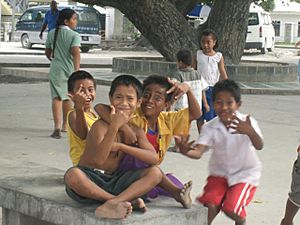 Archivo:Children in Bairiki Square, Tarawa, Kiribati