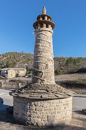 Archivo:Chimenea troncocónica, Santa Cruz de la Serós, Huesca, España, 2023-01-05, DD 71