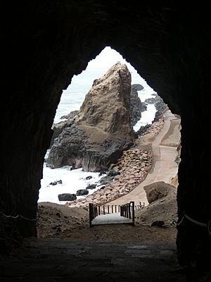 Cuevas de Anzota-vista desde cueva.jpg