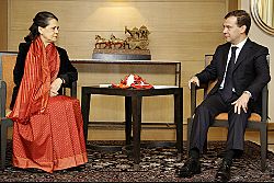 Archivo:Dmitry Medvedev in India 4-5 December 2008-9