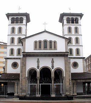 Archivo:El Entrego (San Martín del Rey Aurelio) - Iglesia de San Andres 00