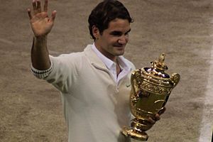 Archivo:Federer Wimbledon2012 with trophy