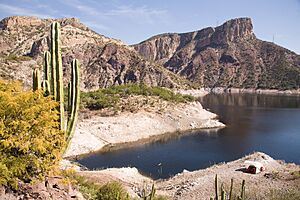 Archivo:Fernando Hiriart Balderrama Dam, Zimapán, Hidalgo, México. (2)