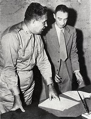 Archivo:Groves Oppenheimer